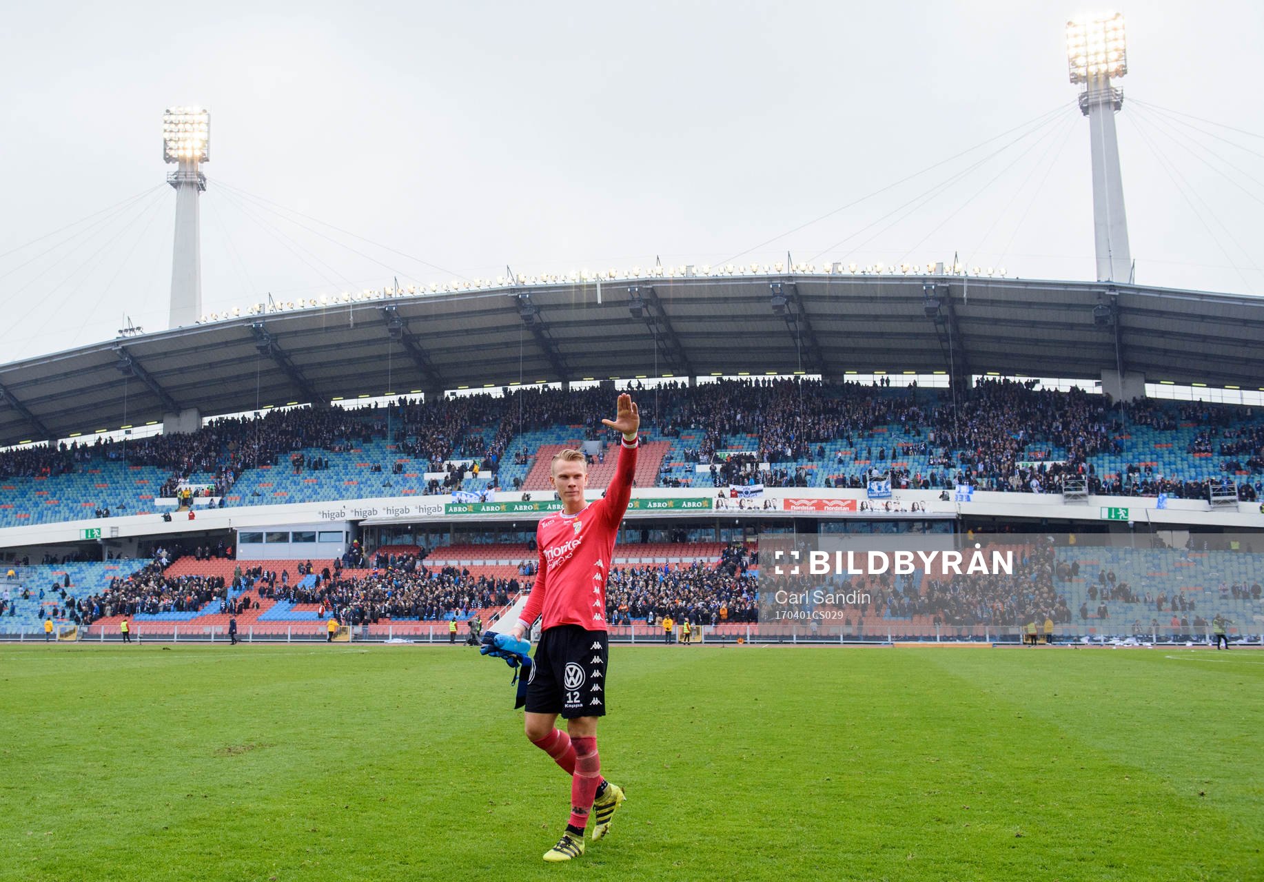 IFK Göteborgs målvakt Pontus Dahlberg tackar publiken