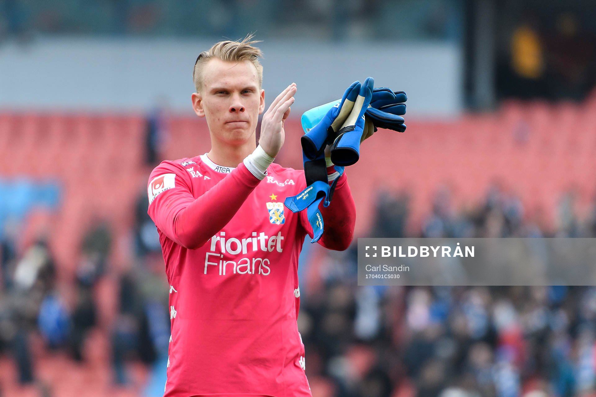 IFK Göteborgs målvakt Pontus Dahlberg tackar publiken