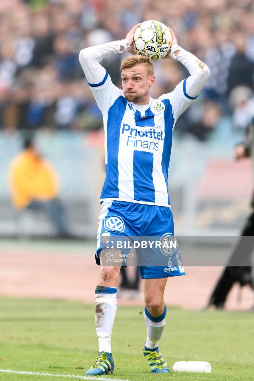 IFK Göteborgs Sebastian Eriksson kastar ett inkast