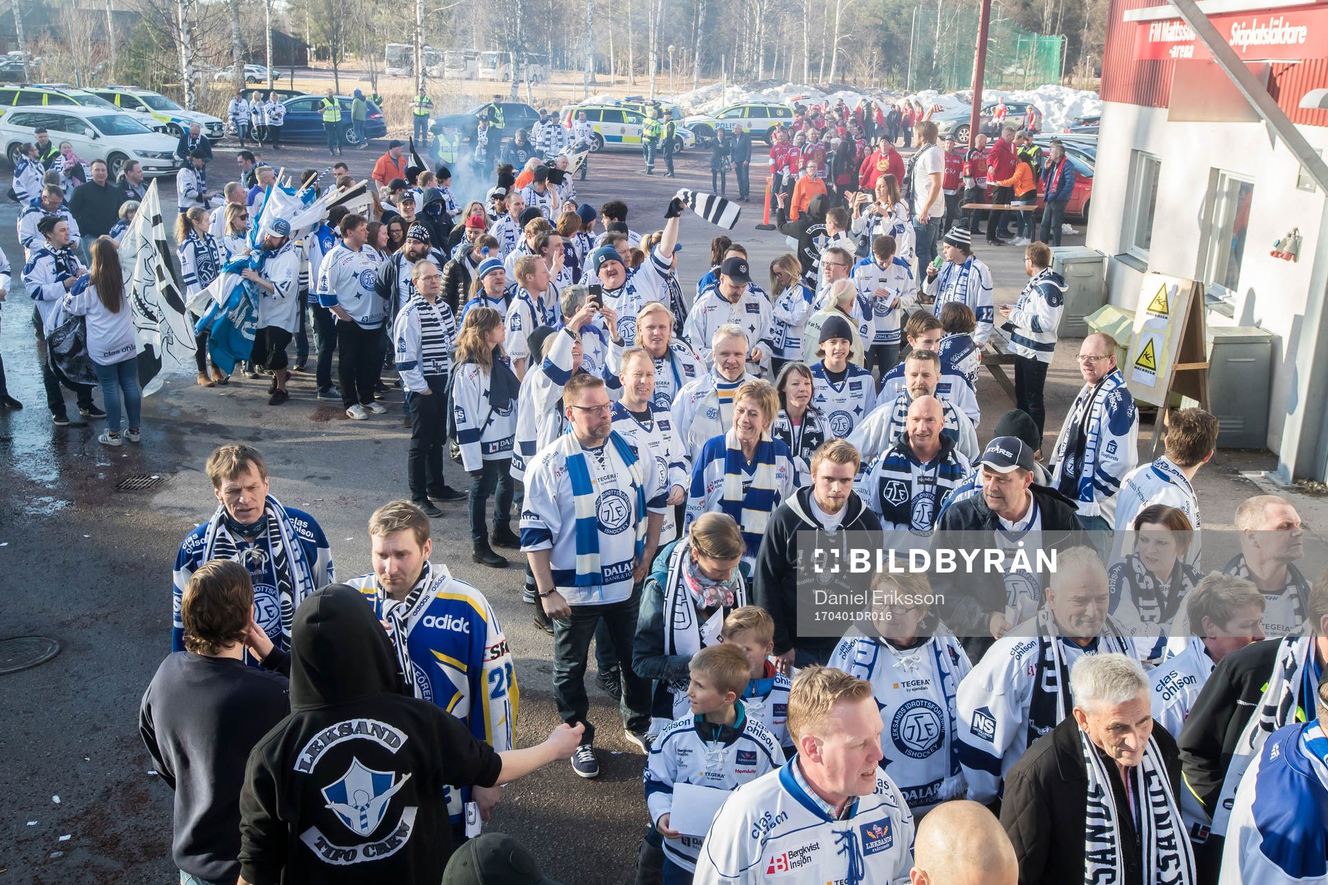 Leksands supporters innan ishockeymatchen i direktkvalet
