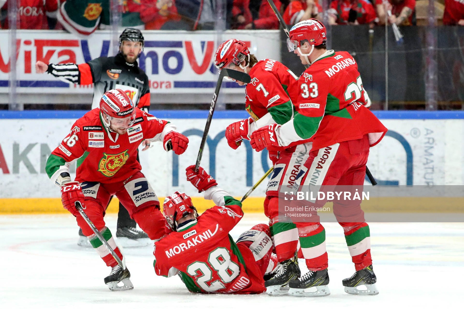 Moras Oskar Svanlund jublar med lagkamrater