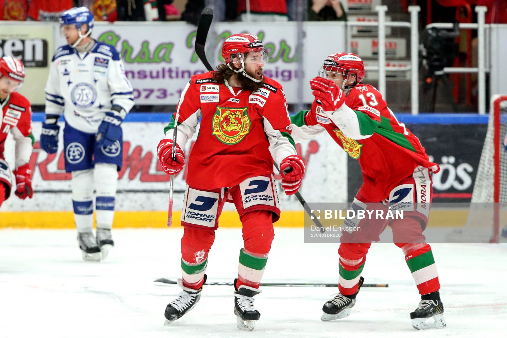 Moras Alex Aleardi och Emil Bejmo jublar