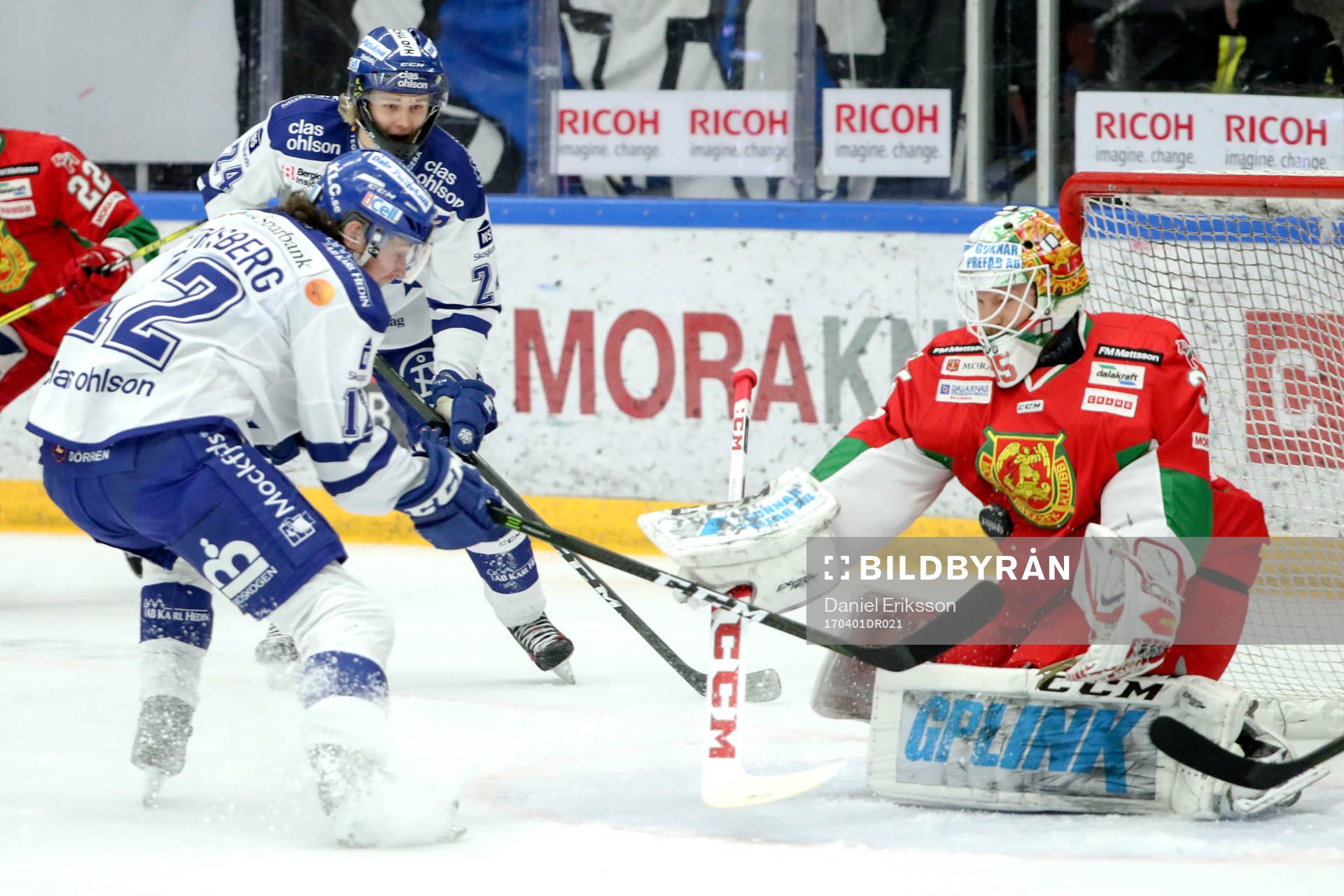 Leksands Fredrik Forsberg och Moras målvakt Christian