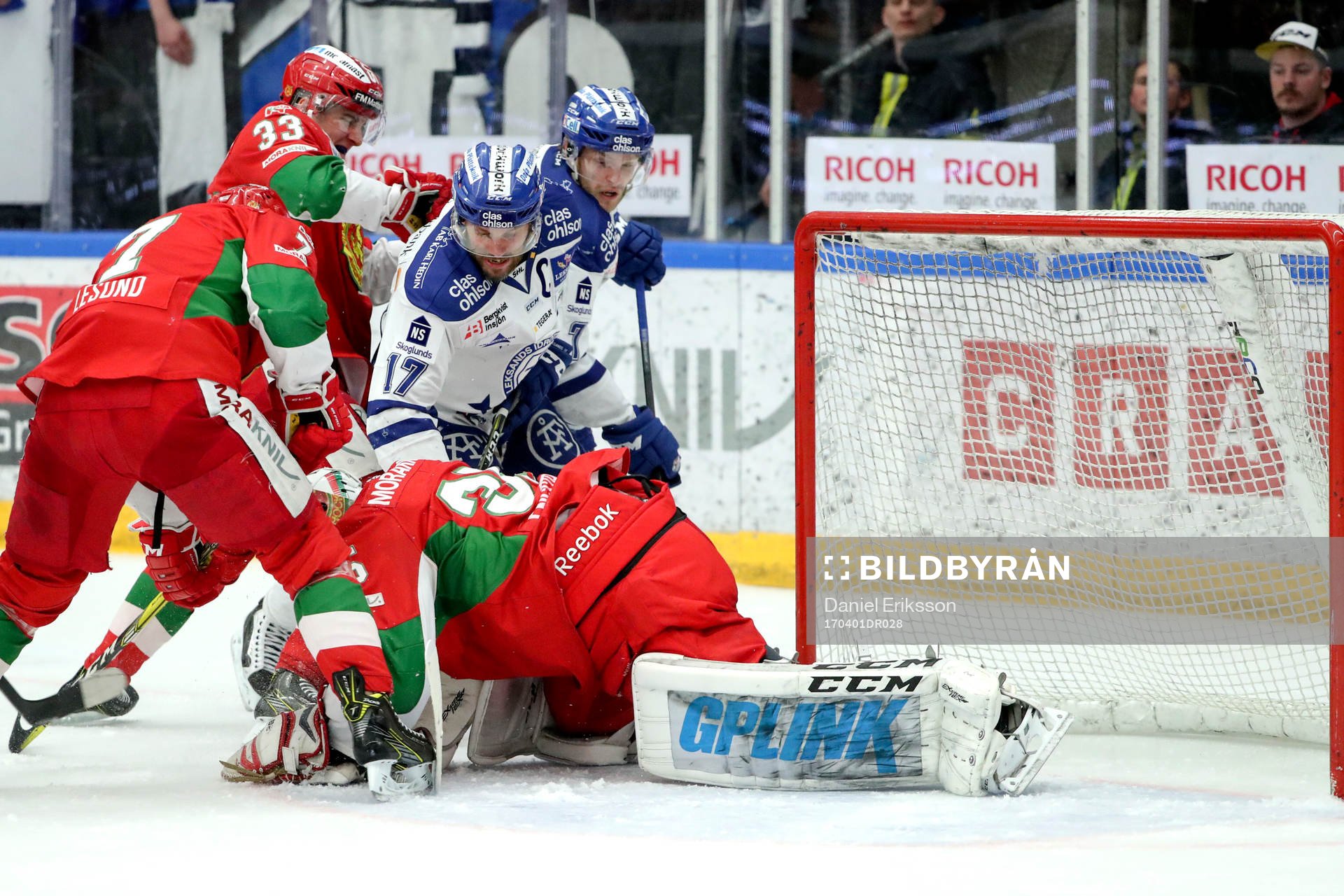 Leksands Jesper Ollas framför Moras Erlend Lesund, Joakim