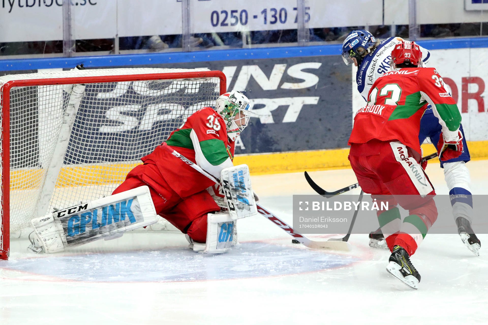 Leksands Patrik Norén framför Moras målvakt Christian