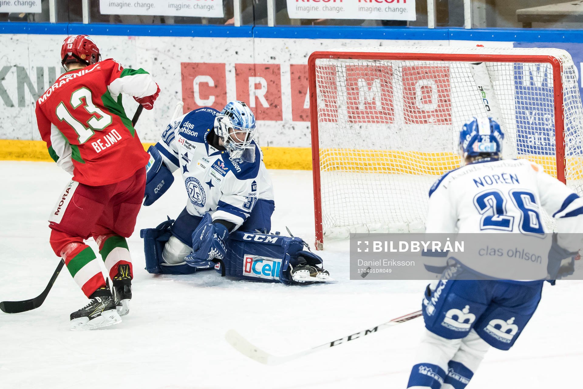 Moras Emil Bejmo framför Leksands målvakt Henrik