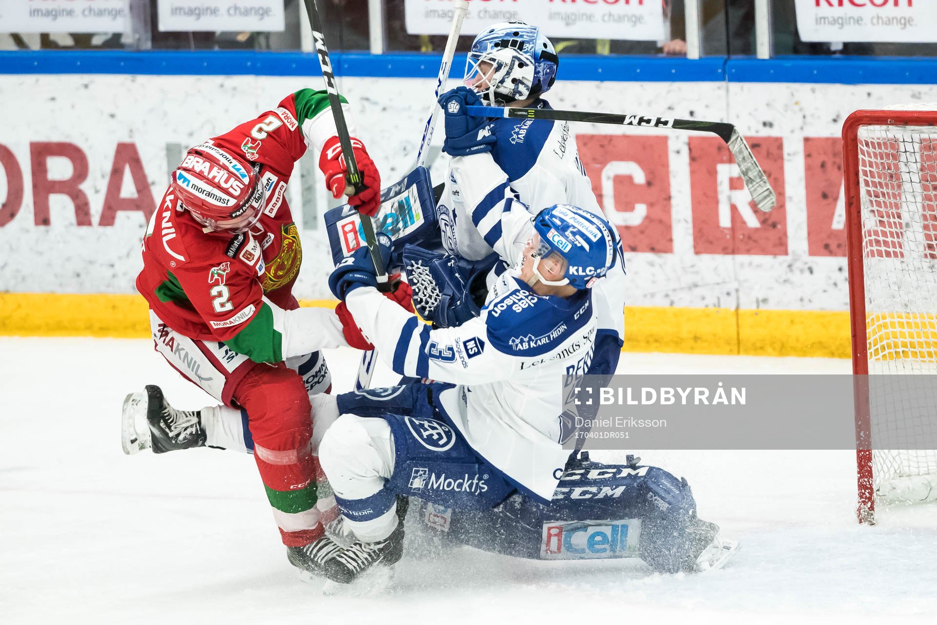 Moras Mats Hjort  och Leksands Daniel Bertov framför