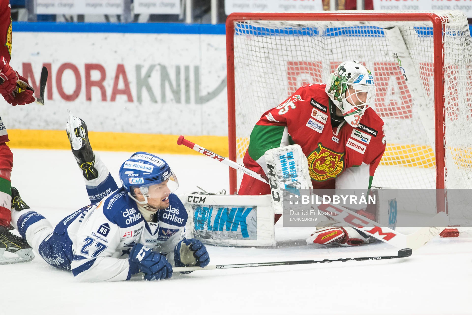 Leksands Eric Castonguay och Moras målvakt Christian