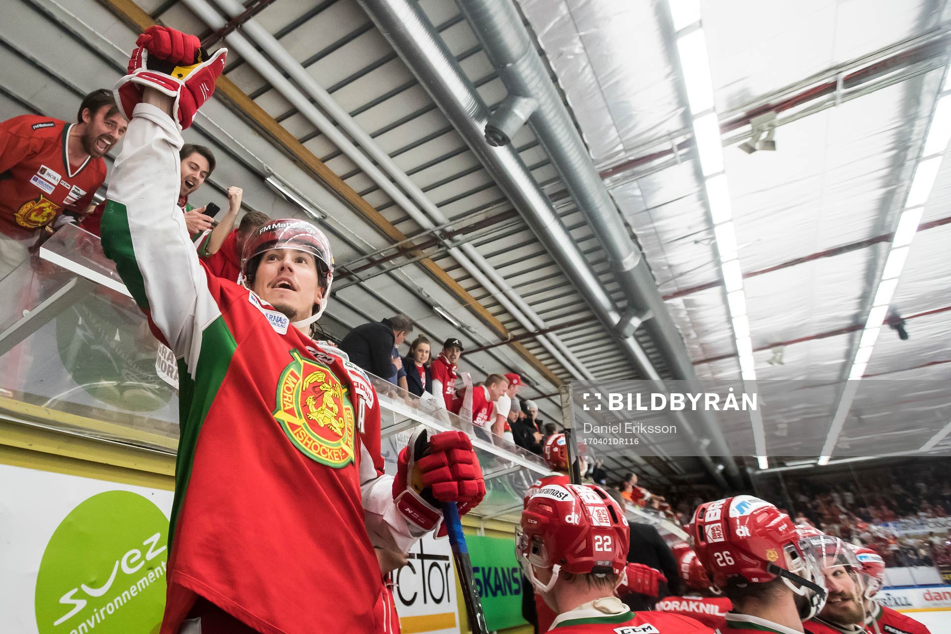 Moras Robin Johansson jublar  i ishockeymatchen i