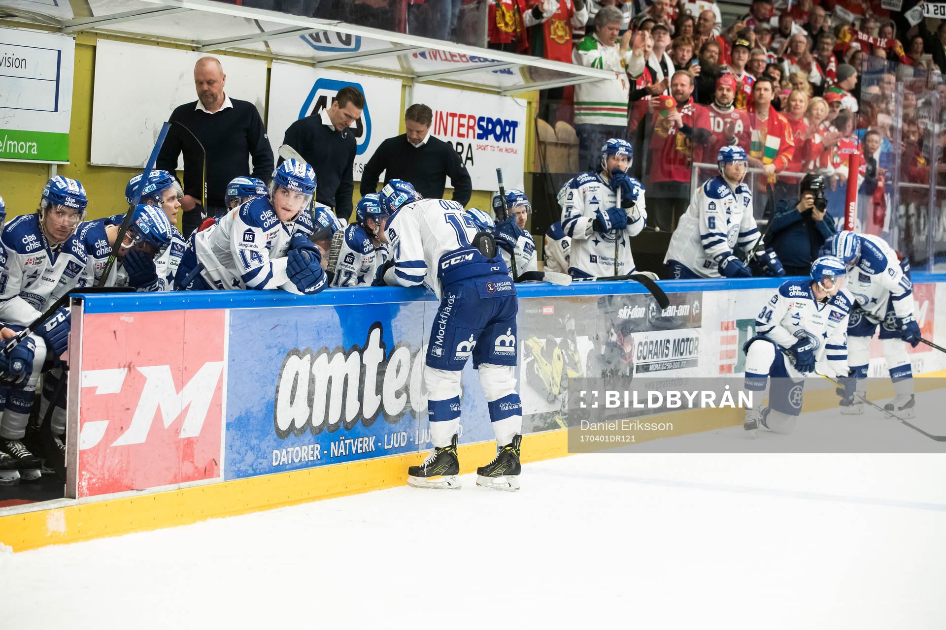 Leksands  spelarna deppar i ishockeymatchen i direktkvalet
