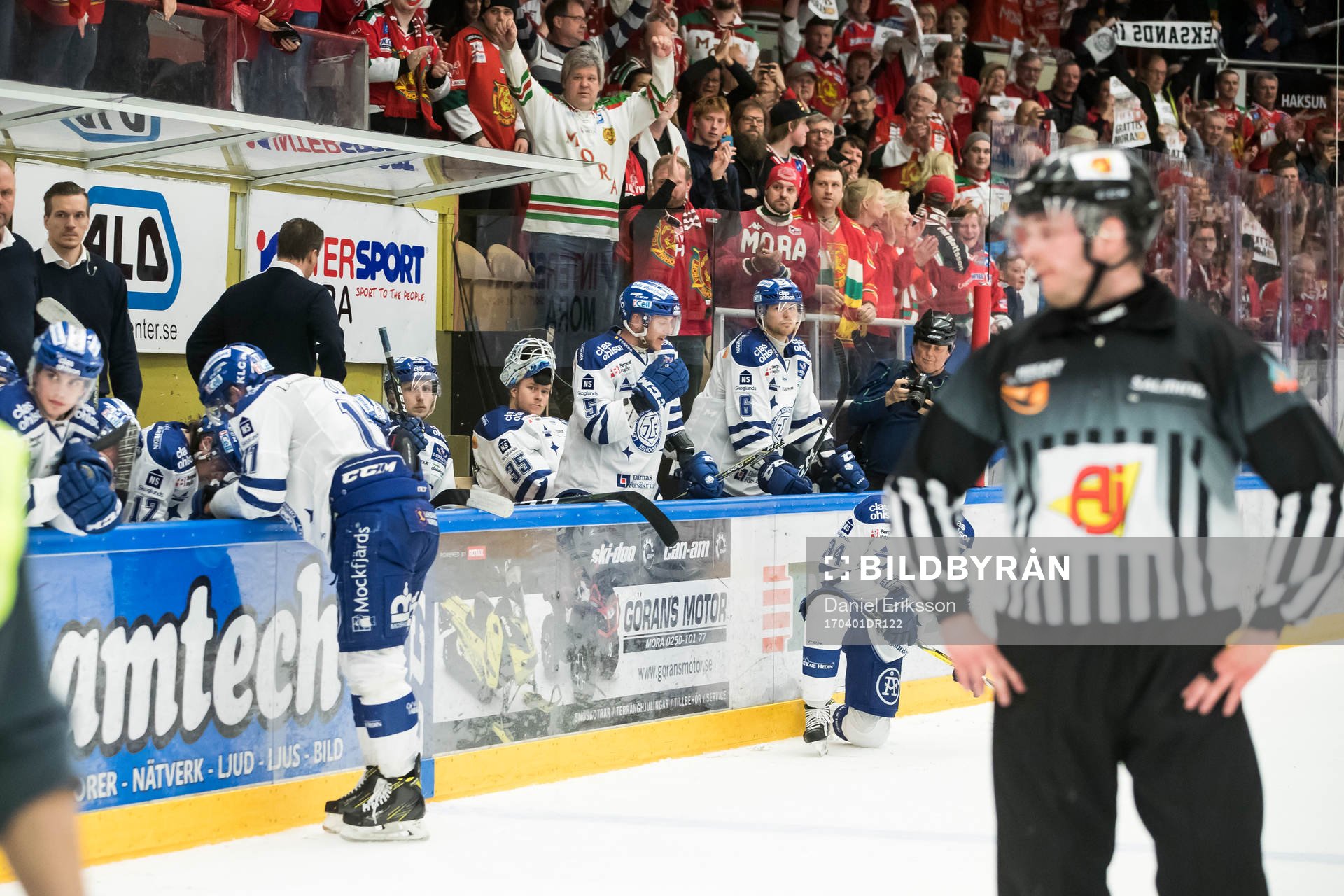 Leksands  spelarna deppar i ishockeymatchen i direktkvalet