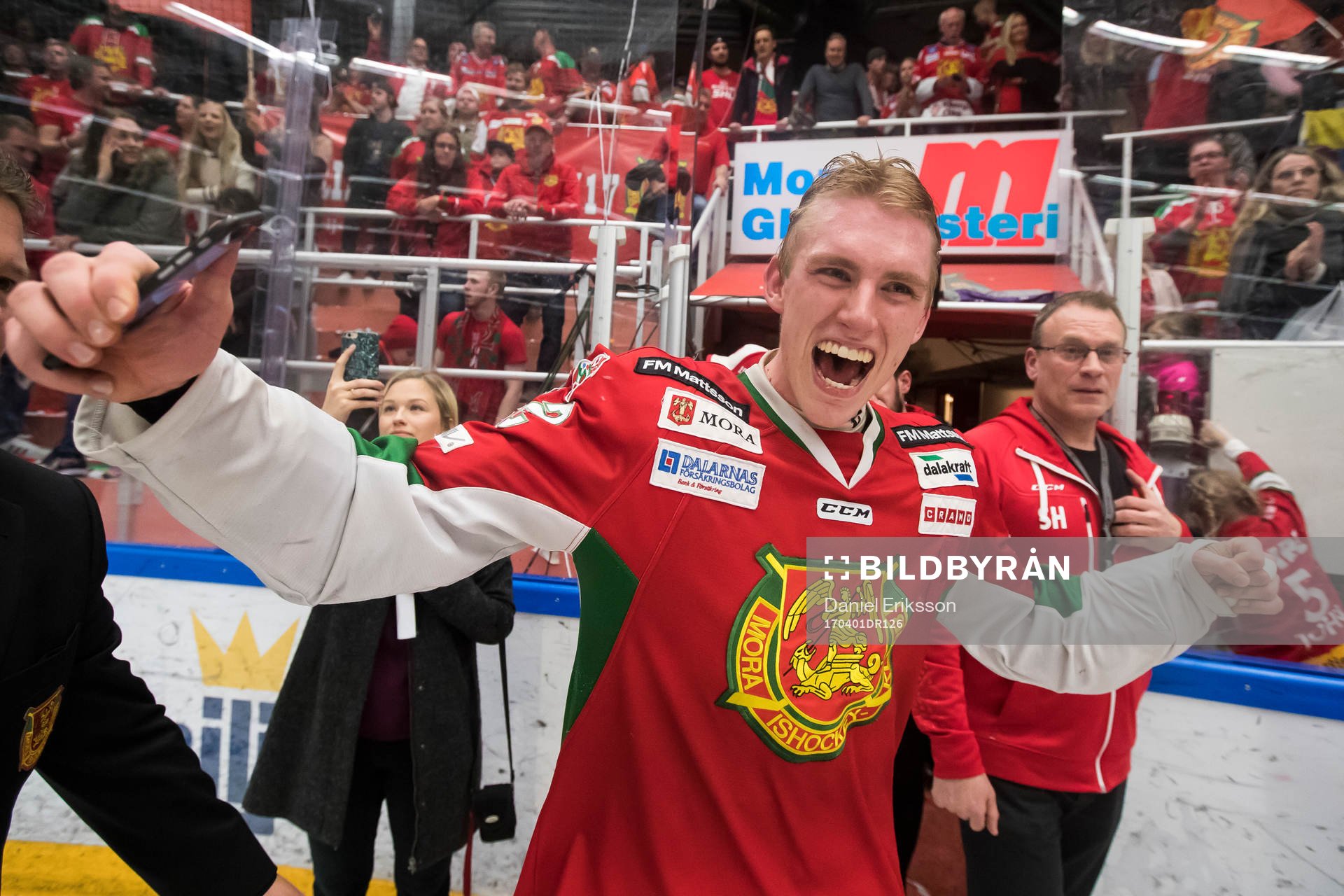 Moras Matias Lassen jublar i ishockeymatchen i direktkvalet