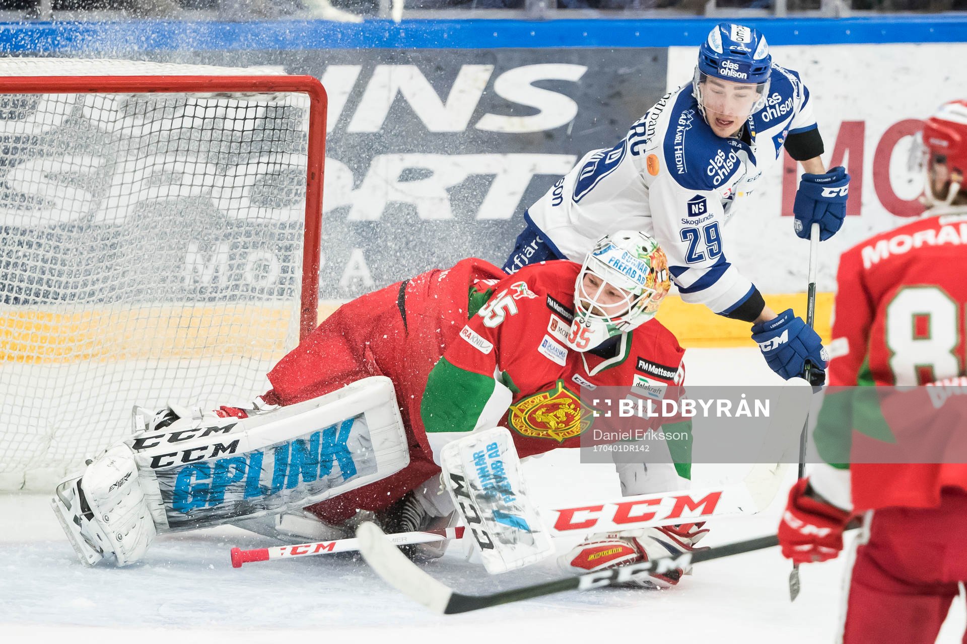 Leksands Tobias Forsberg och Moras målvakt Christian