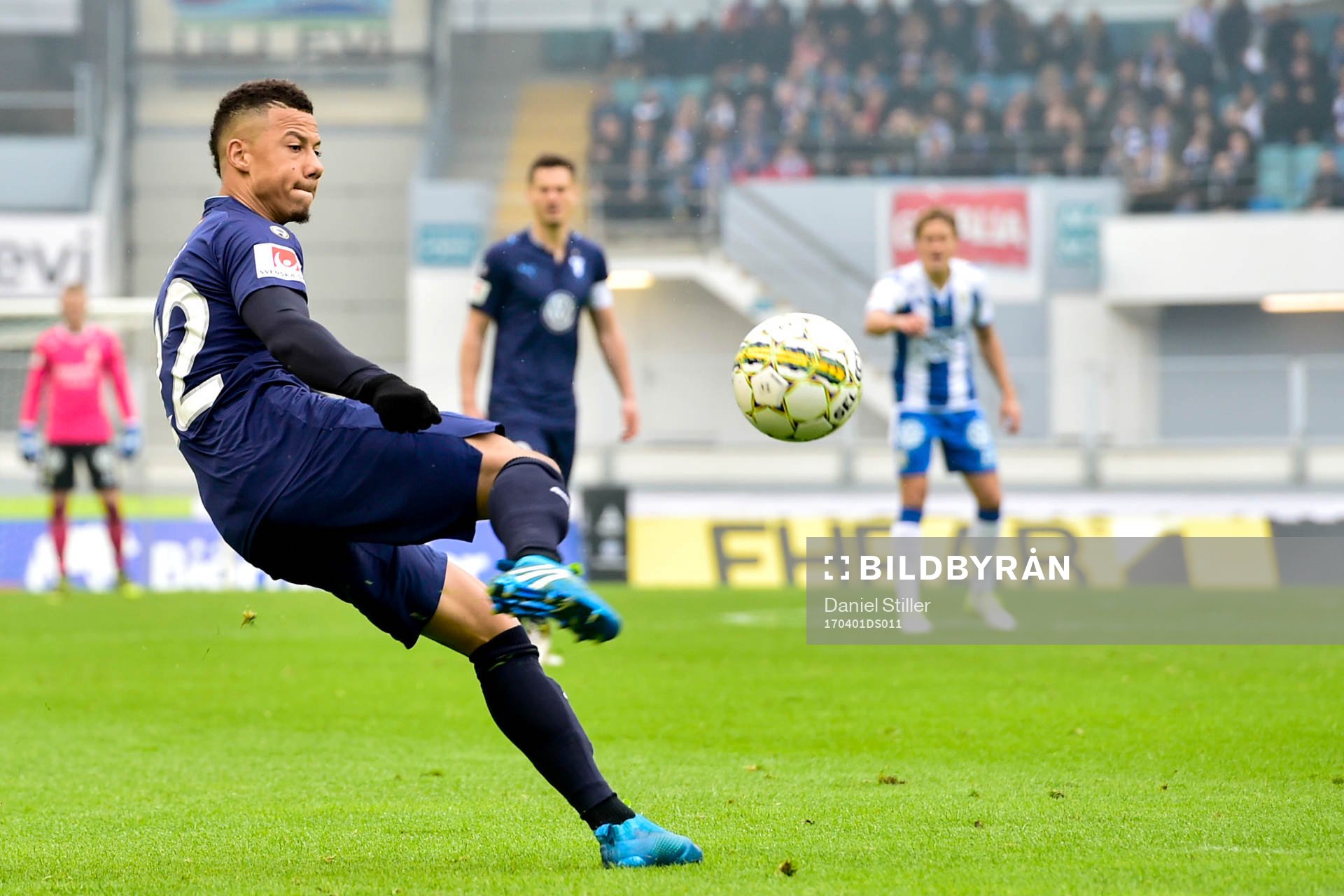 Malmö FFs Tobias Sana nder fotbollsmatchen i allsvenskan