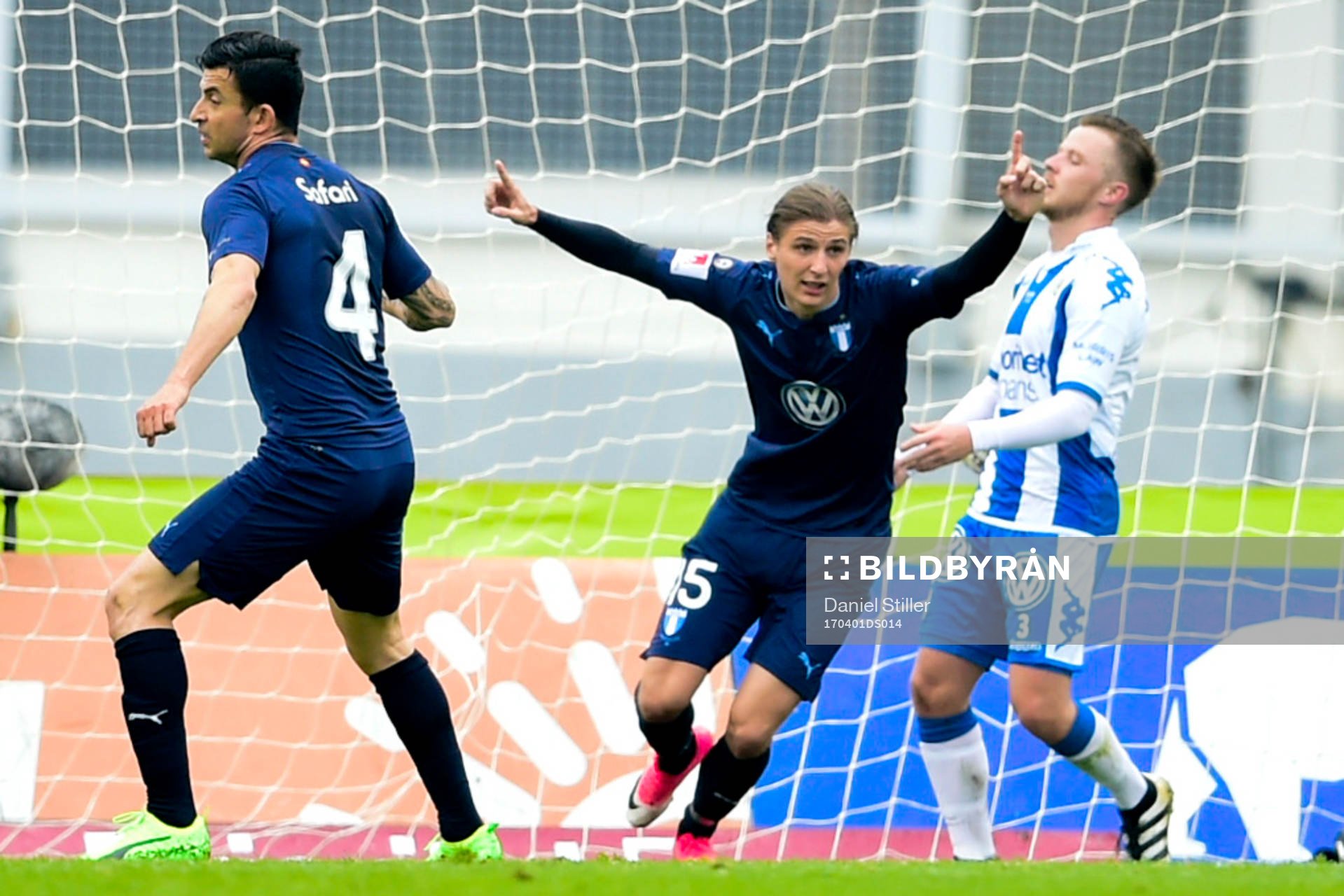 Malmö FFs Pawel Cibicki jublar efter 1-1 under fotbollsmatchen i allsvenskan mellan IFK Göteborg och Malmö FF den 1 april 2017 i Göteborg.