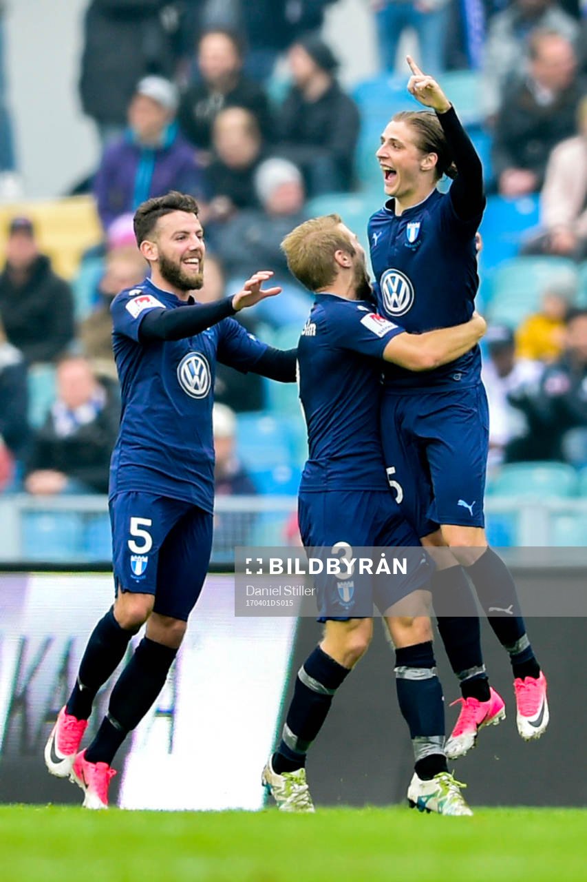 Malmö FFs Pawel Cibicki jublar med lagkamrater efter 1-1 under fotbollsmatchen i allsvenskan mellan IFK Göteborg och Malmö FF den 1 april 2017 i Göteborg.