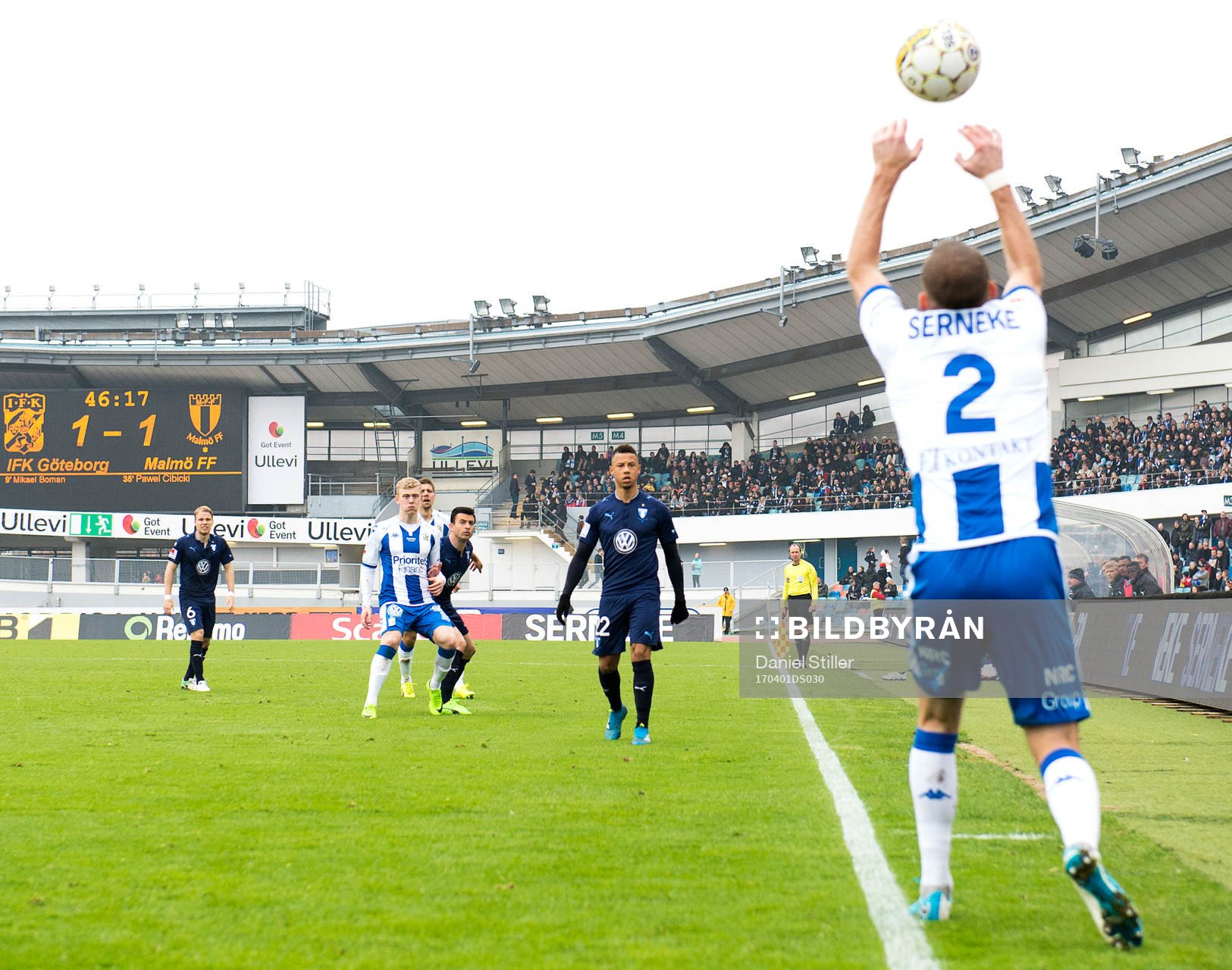 Malmö FFs Tobias Sana tittar på när IFK Göteborgs Emil