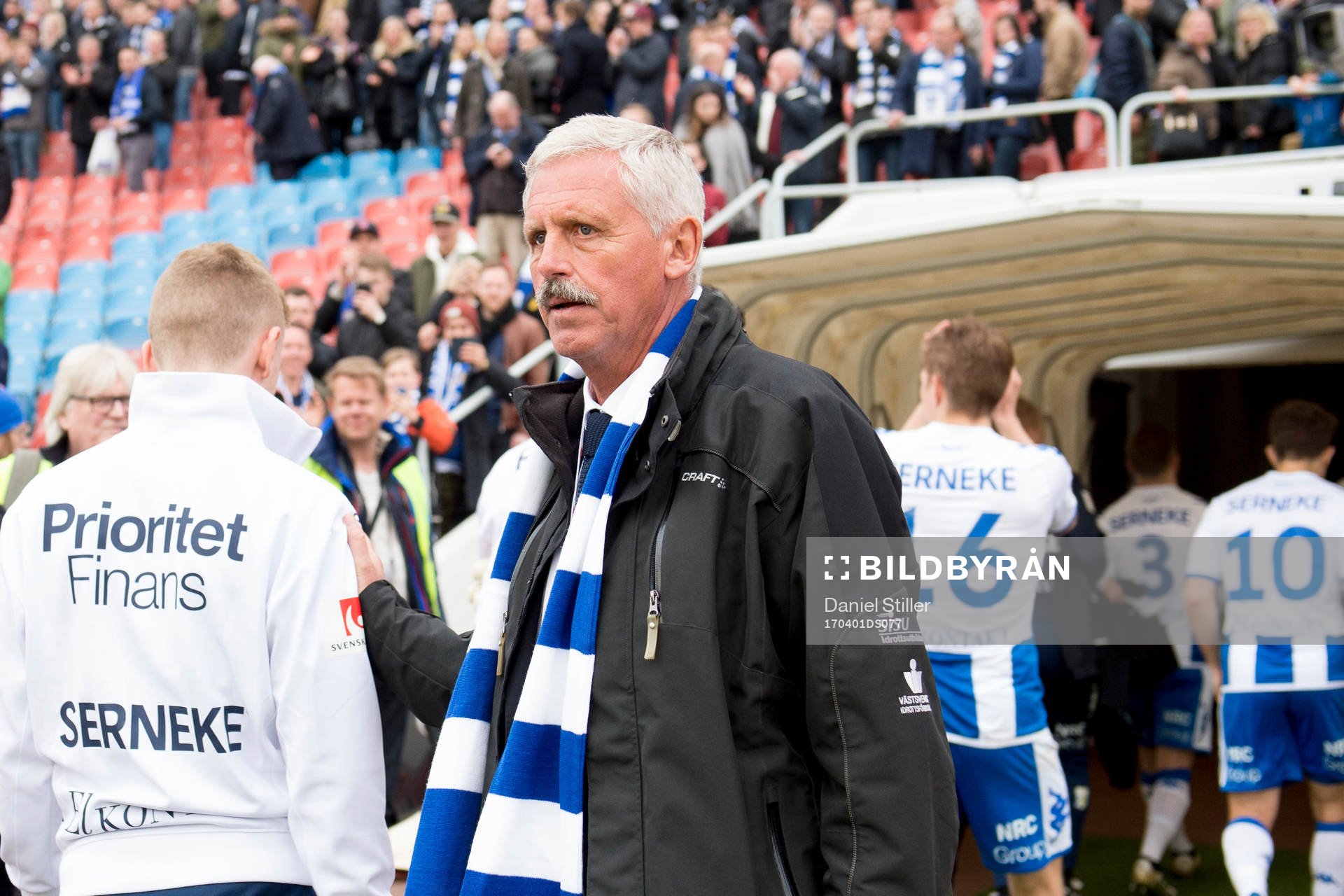 IFK Göteborgs ordförande Frank Andersson tackar spelarna
