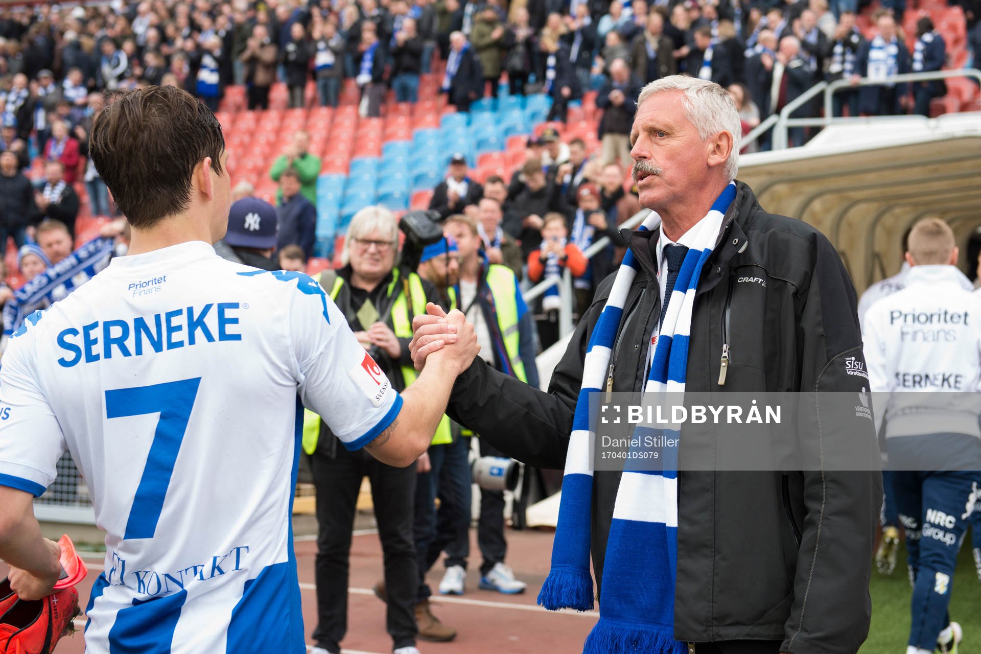 IFK Göteborgs ordförande Frank Andersson tackar spelarna