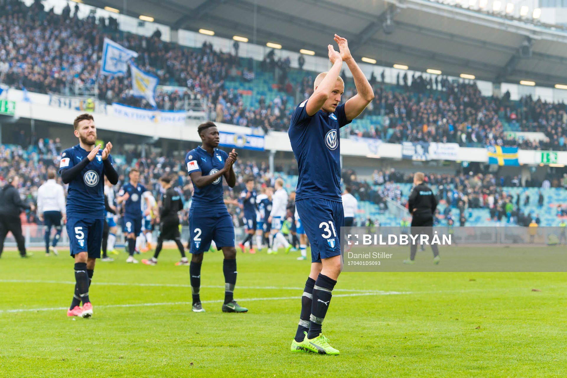 Malmö FFs Franz Brorsson tackar publiken efter fotbollsmatchen i allsvenskan mellan IFK Göteborg och Malmö FF den 1 april 2017 i Göteborg.