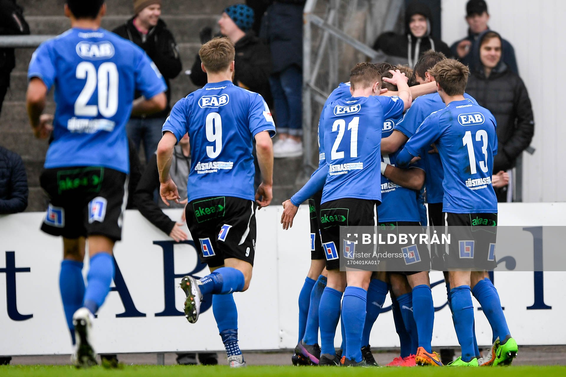 Halmstads Sead Haksabanovic jublar med lagkamrater efter 1-0 under fotbollsmatchen i Allsvenskan mellan Halmstad och Östersund den 1 april 2017 i Halmstad.