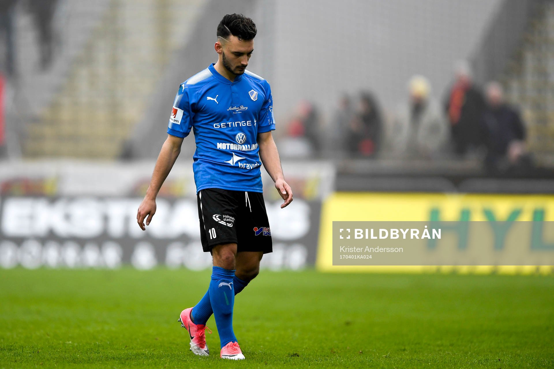 Halmstads Sead Haksabanovic går av skadad under fotbollsmatchen i Allsvenskan mellan Halmstad och Östersund den 1 april 2017 i Halmstad.