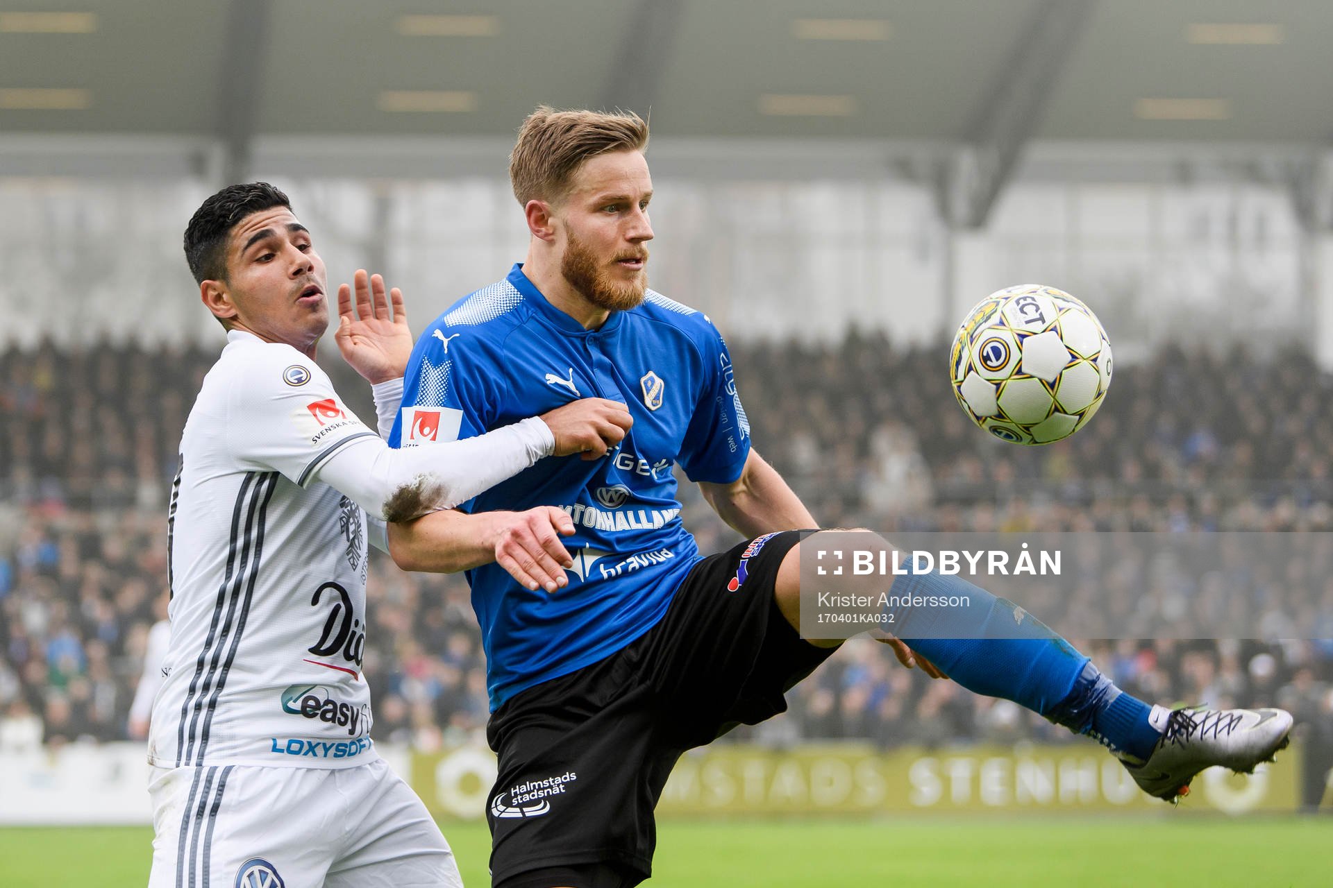 Östersunds Hossam Aiesh och Halmstads Alexander Ruud Tveter under fotbollsmatchen i Allsvenskan mellan Halmstad och Östersund den 1 april 2017 i Halmstad.