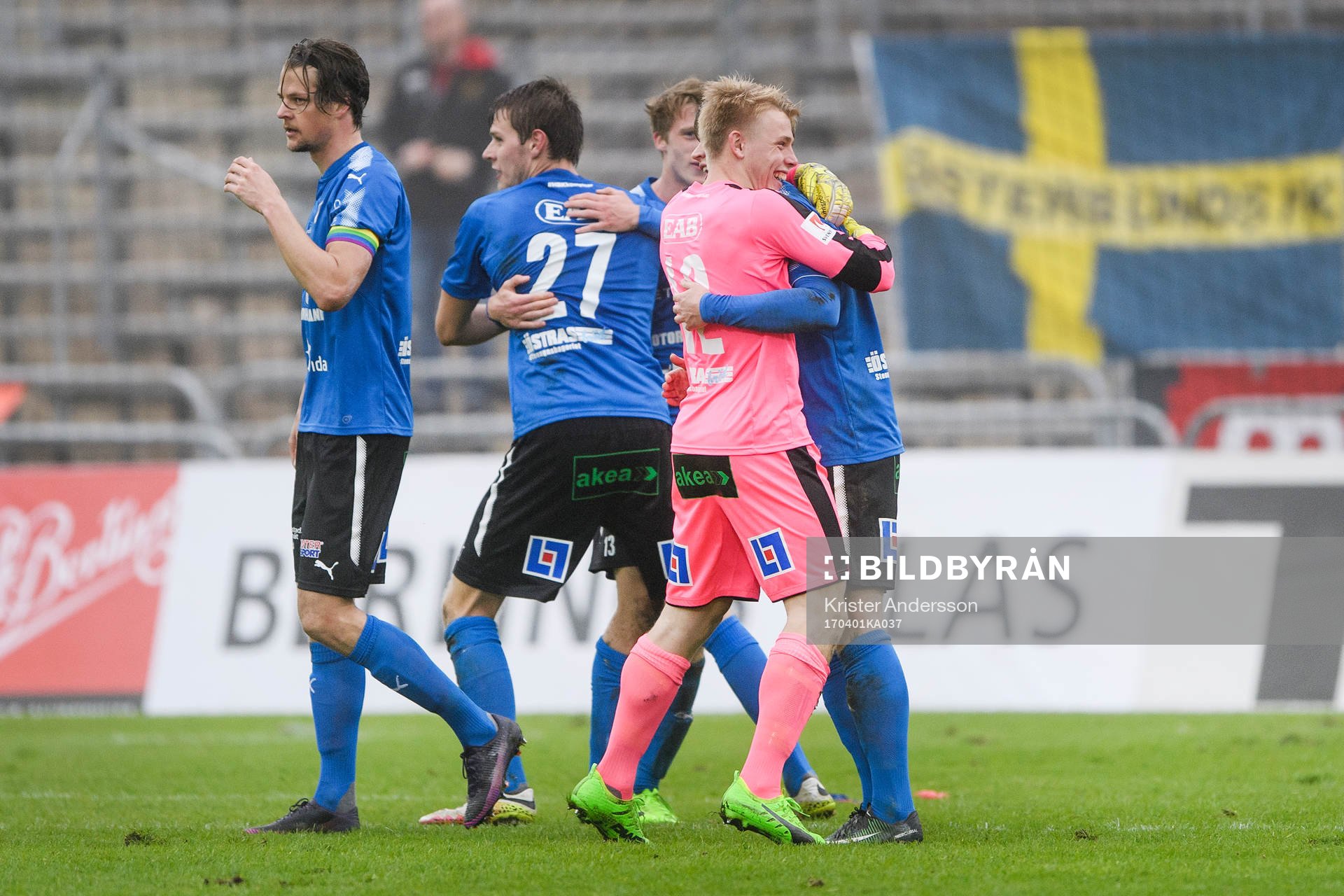 Halmstads spelare jublar efter fotbollsmatchen i Allsvenskan mellan Halmstad och Östersund den 1 april 2017 i Halmstad.