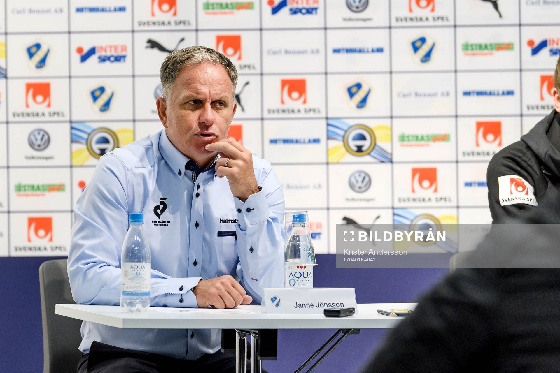 Halmstads tränare Jan Jönsson på presskonferensen efter fotbollsmatchen i Allsvenskan mellan Halmstad och Östersund den 1 april 2017 i Halmstad.