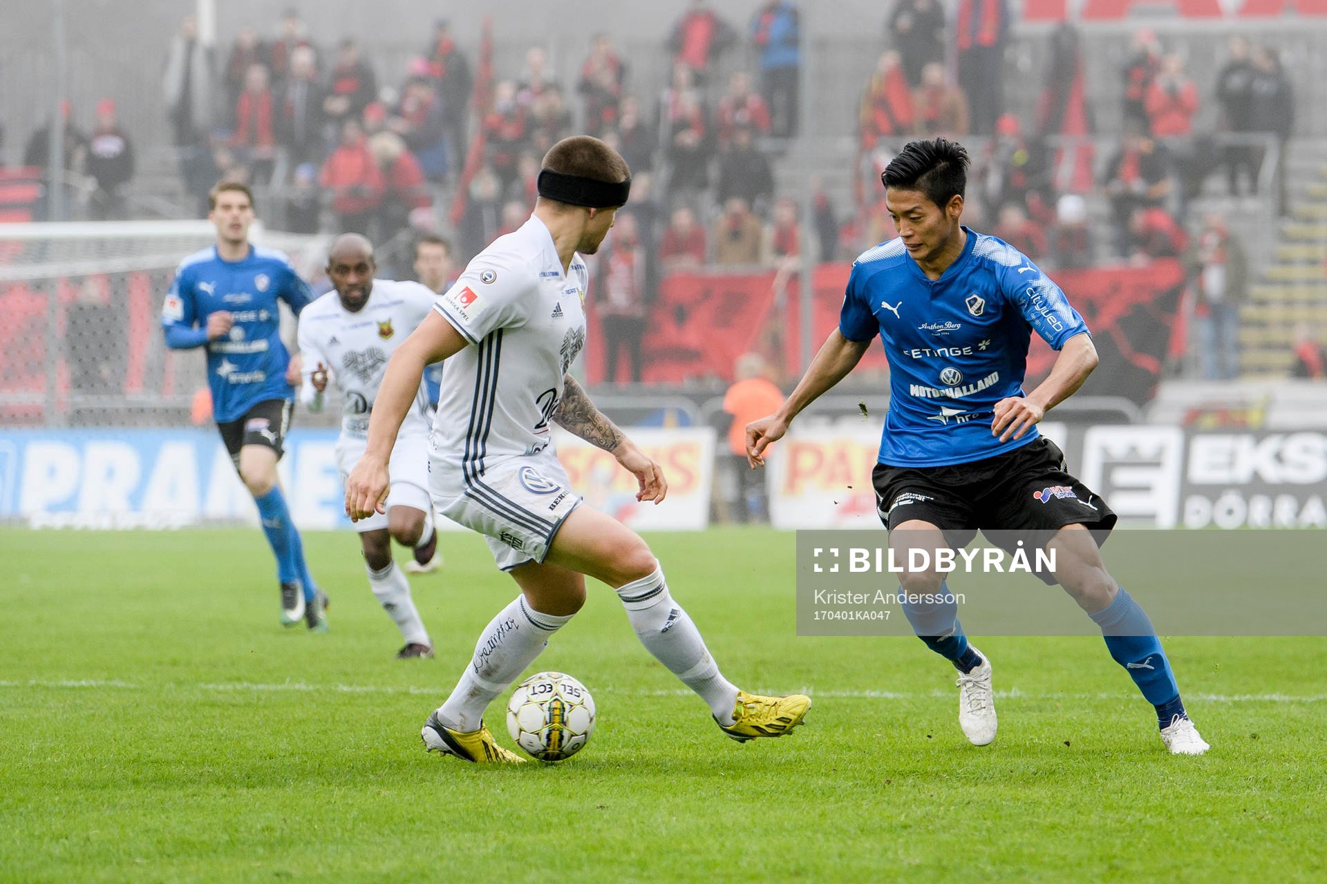 Östersunds Douglas Bergqvist och Halmstads Kosuke Kinoshita