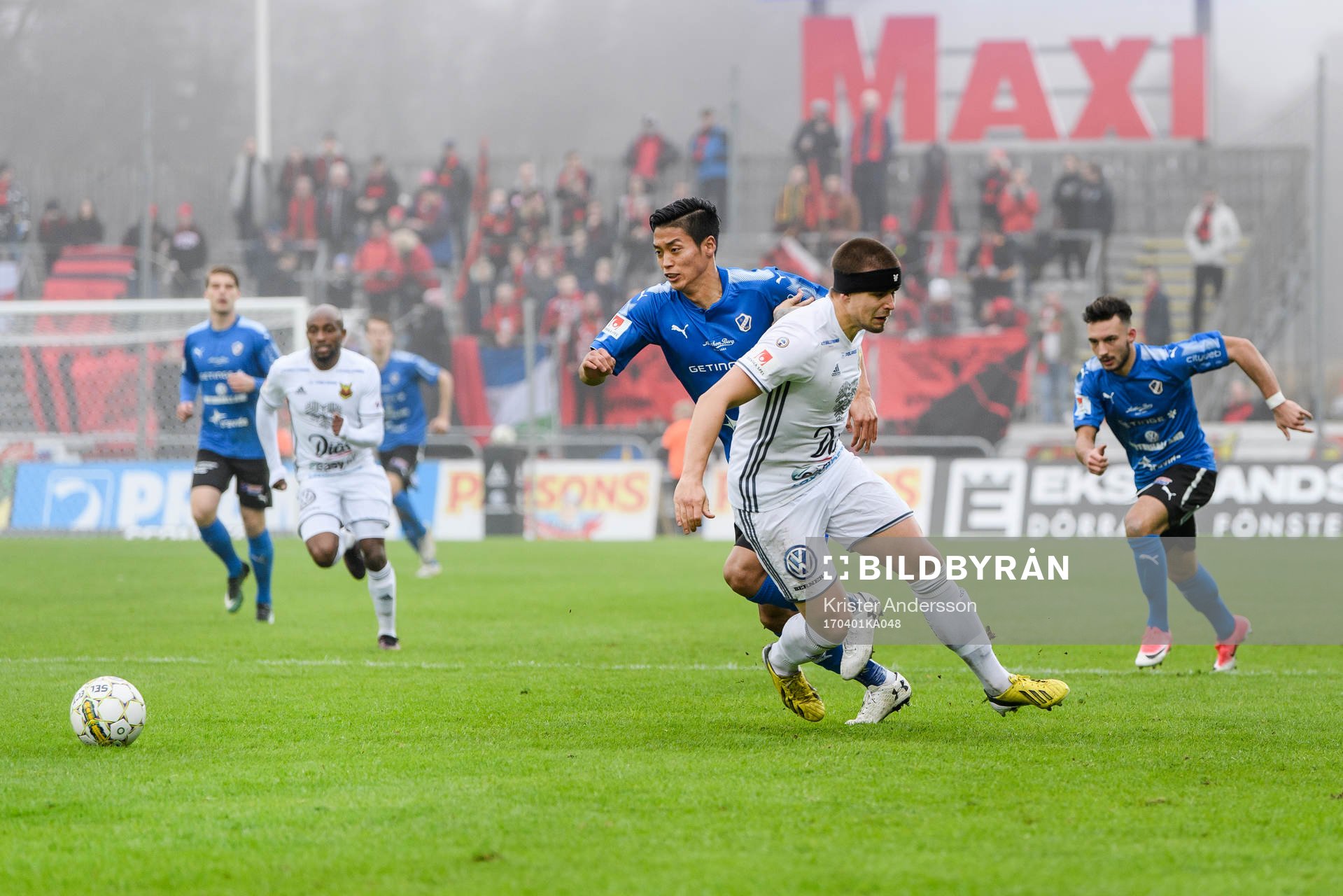 Östersunds Douglas Bergqvist och Halmstads Kosuke Kinoshita under fotbollsmatchen i Allsvenskan mellan Halmstad och Östersund den 1 april 2017 i Halmstad.