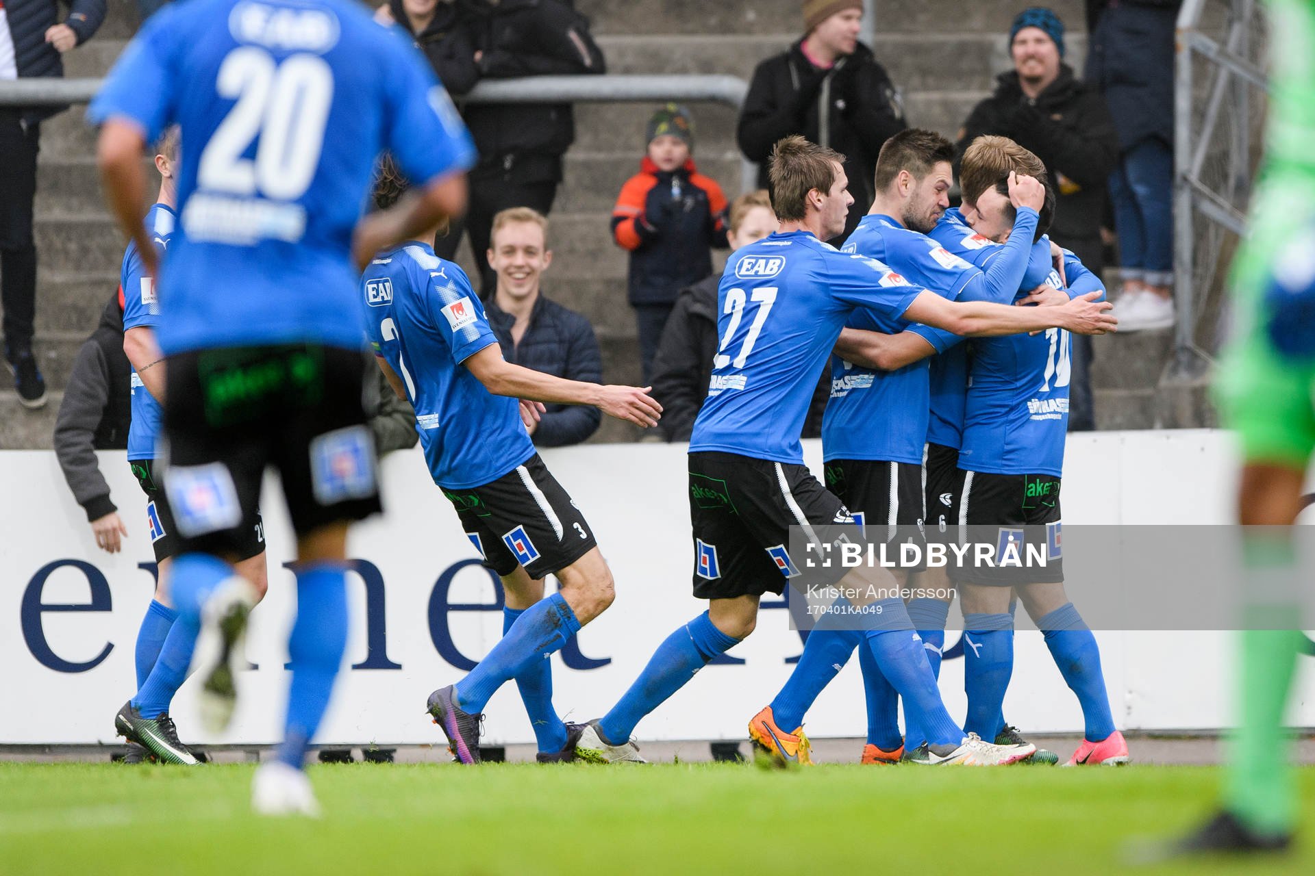 Halmstads Sead Haksabanovic blir omfamnad av laget