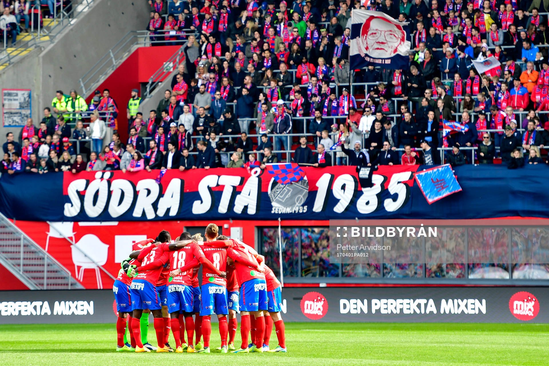 +Helsingborgs spelare samlas i en ring