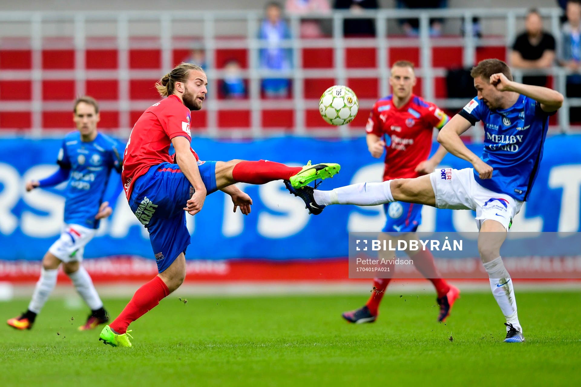 Helsingborgs Jonatan Olsson och Trelleborgs Marcus Pode