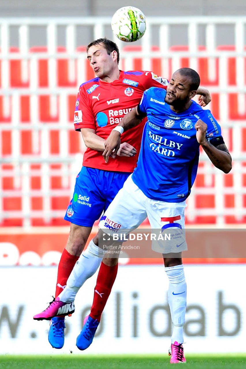 Helsingborgs Frederik Helstrup och Trelleborgs Salif Camara
