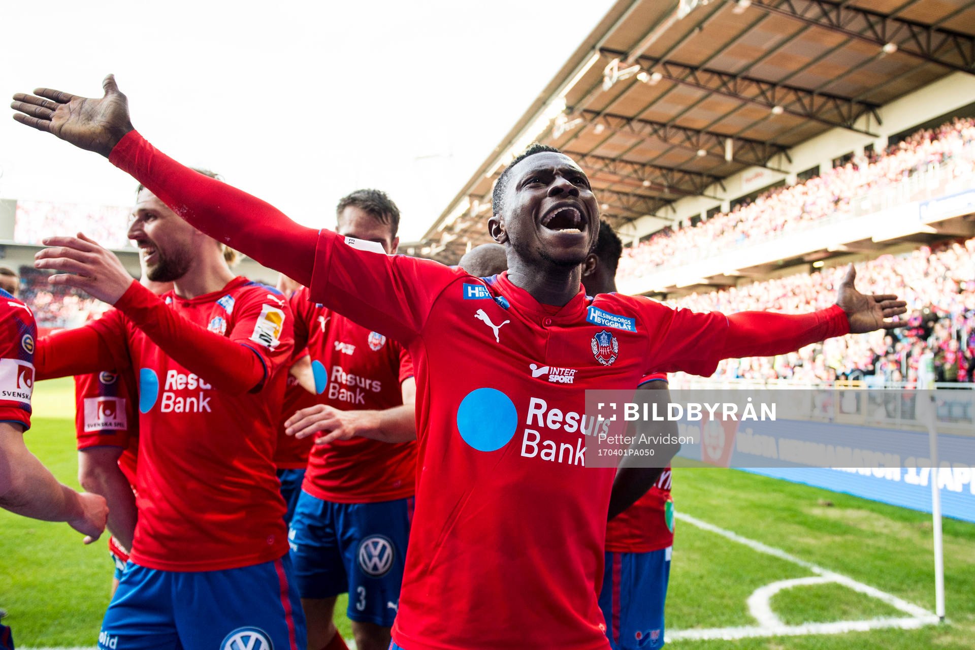 Helsingborgs Oke Akpoveta jublar