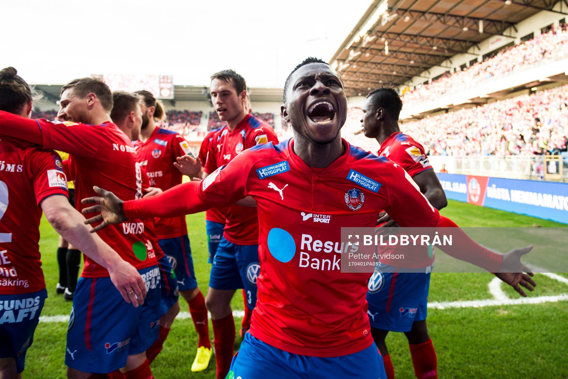 Helsingborgs Oke Akpoveta jublar