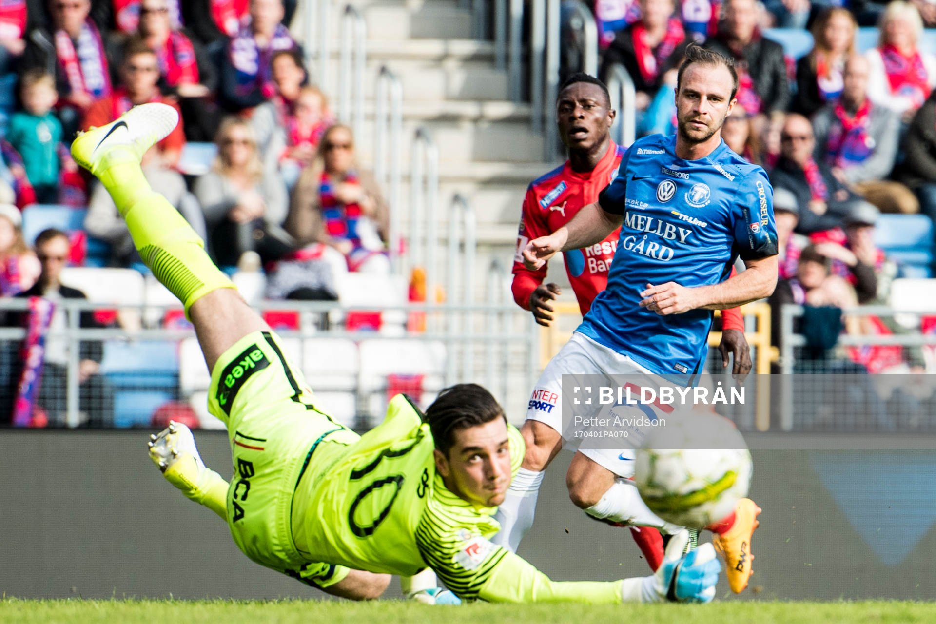 Helsingborgs Oke Akpoveta skjuter mot Trelleborgs målvakt