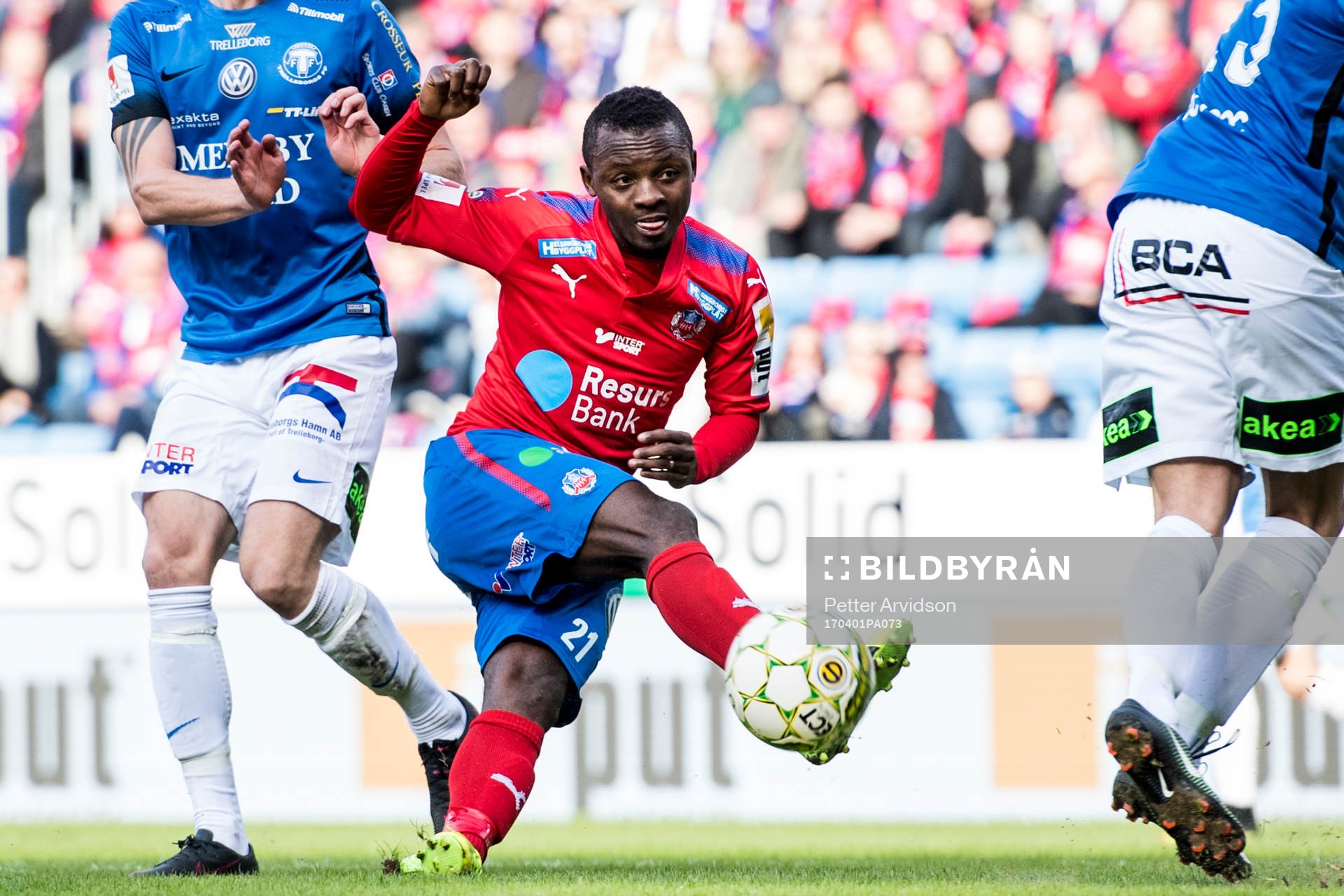 Helsingborgs Monday Samuel testar skott