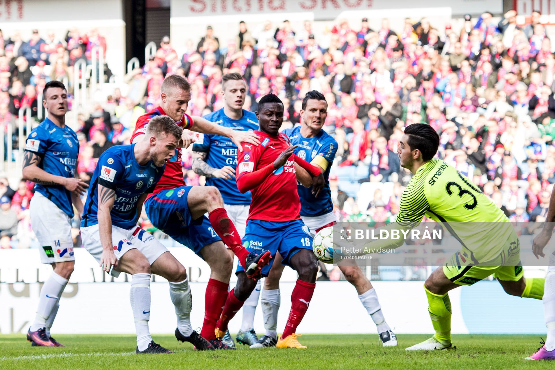 Helsingborgs Peter Larsson och Monday Samuel oroar vid