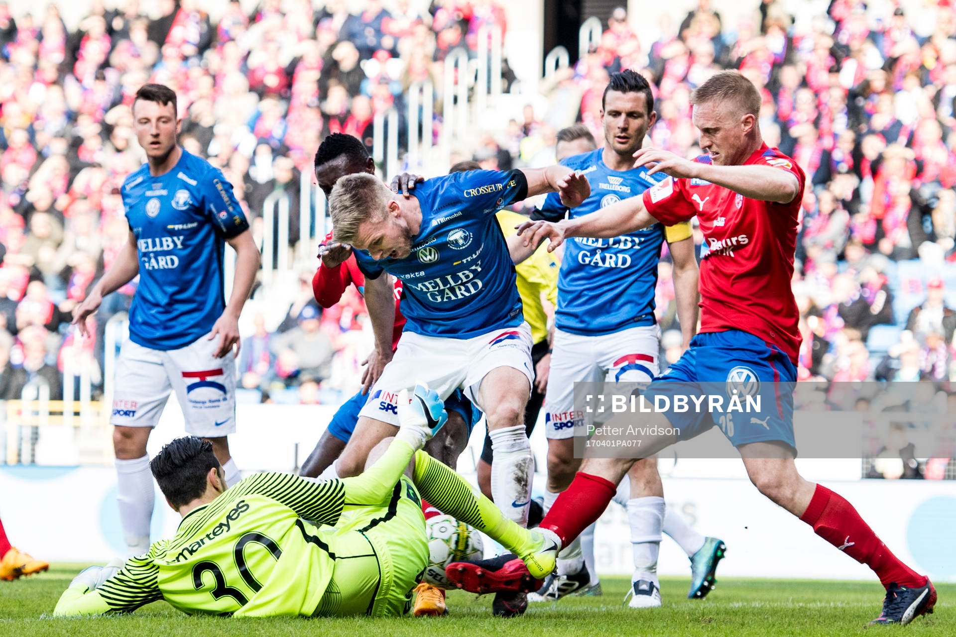 Helsingborgs Peter Larsson oroar vid Trelleborgs målvakt