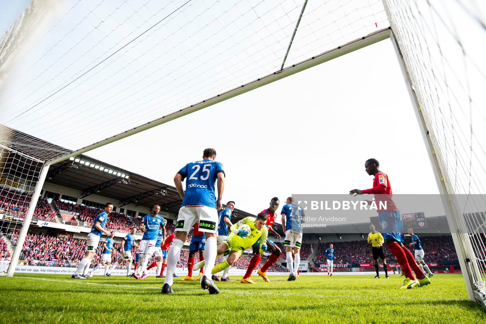Trelleborgs målvakt Marko Johansson plockar bollen