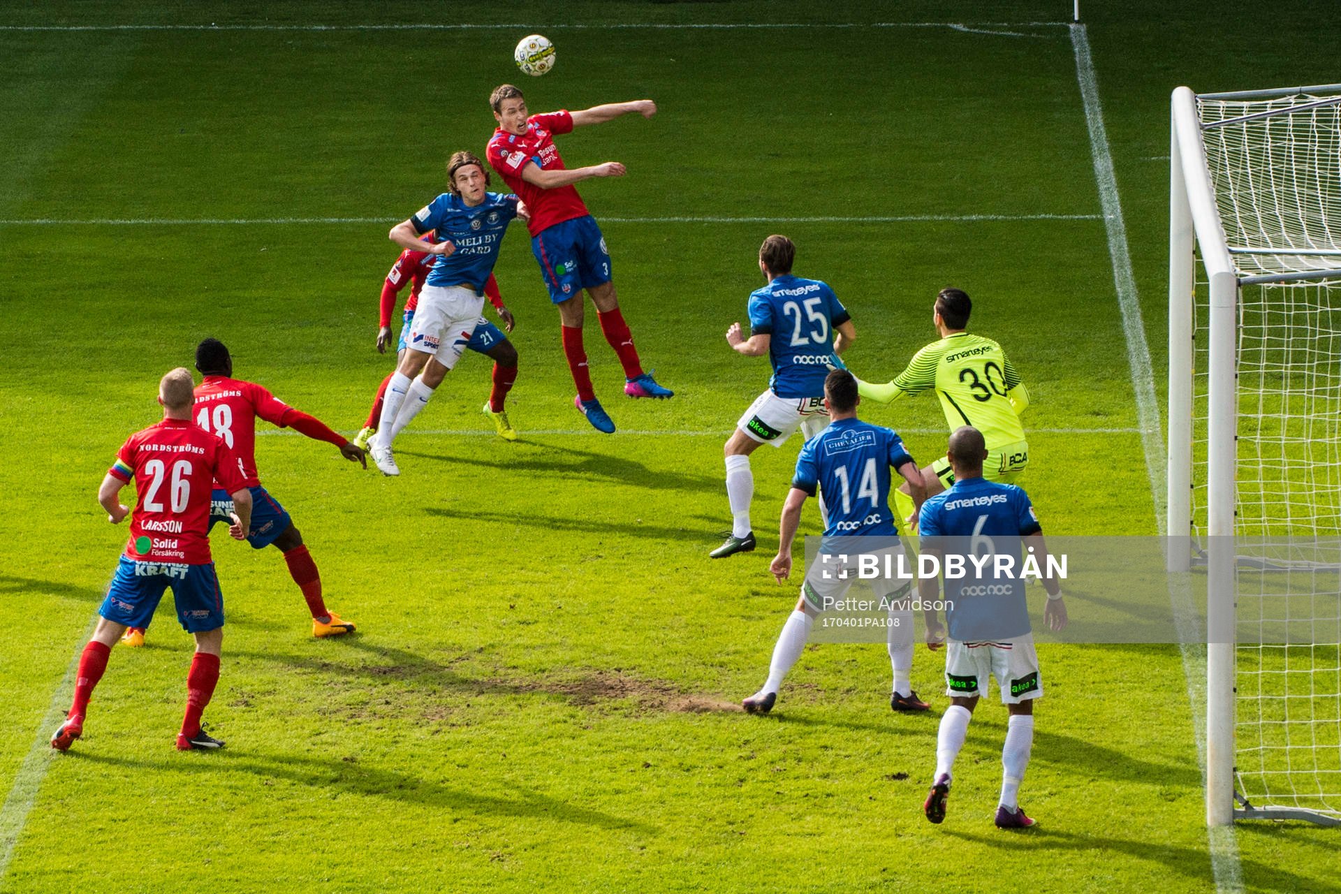 Helsingborgs Frederik Helstrup i nickduell med Trelleborgs