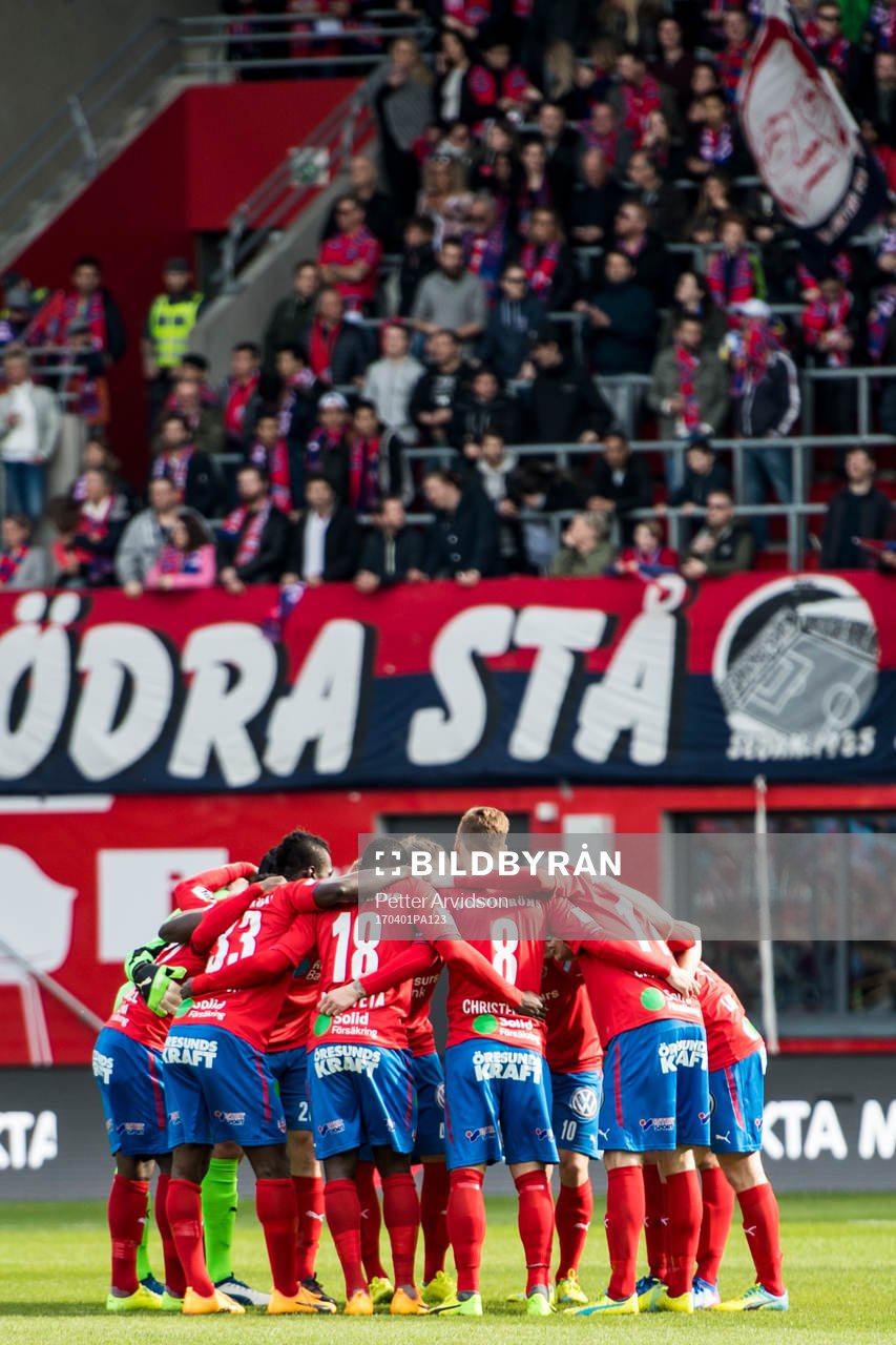 Helsingborgs spelare samlas i en ring