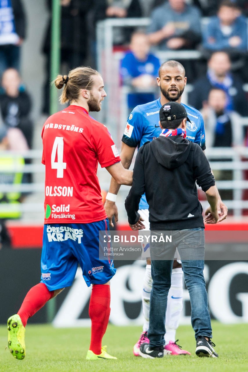 En supporter tar sig in mot Helsingborgs Jonatan Olsson och