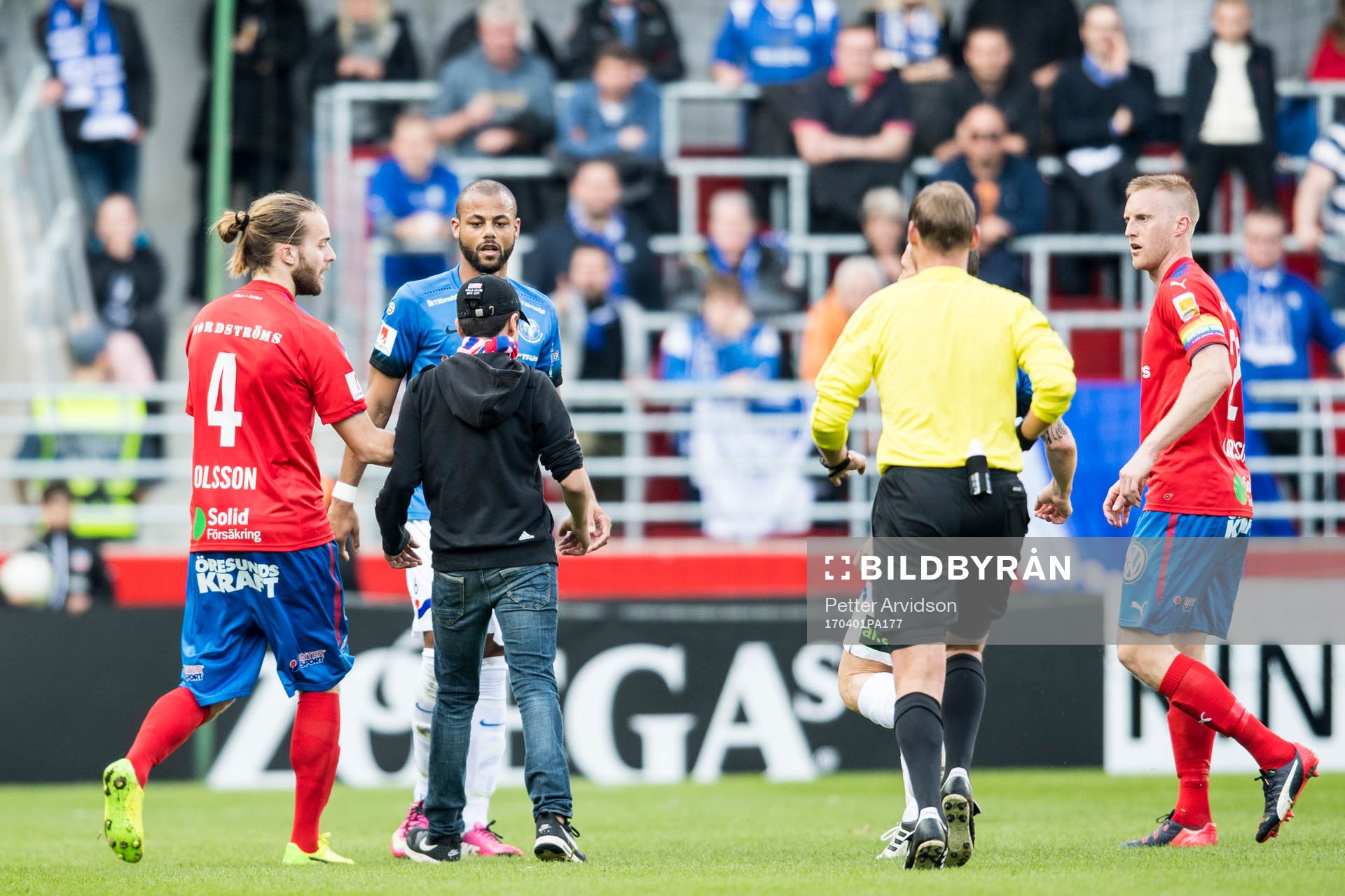 En supporter tar sig in mot Helsingborgs Jonatan Olsson och