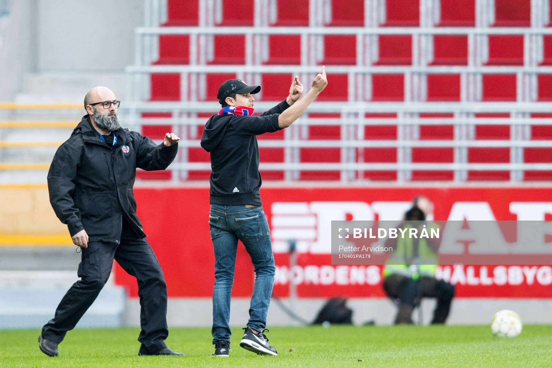 En supporter tar sig in på planen och avbryter