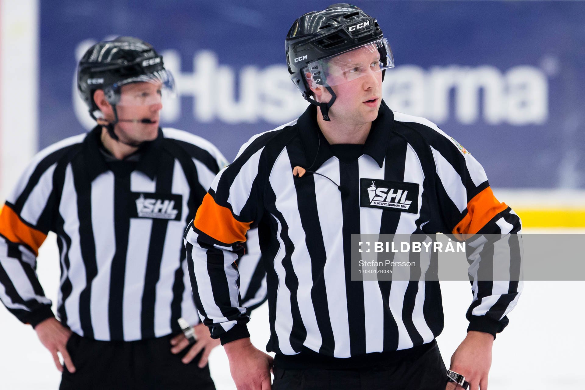 Domarna Wolmer Edqvist och Aleksi Rantala
