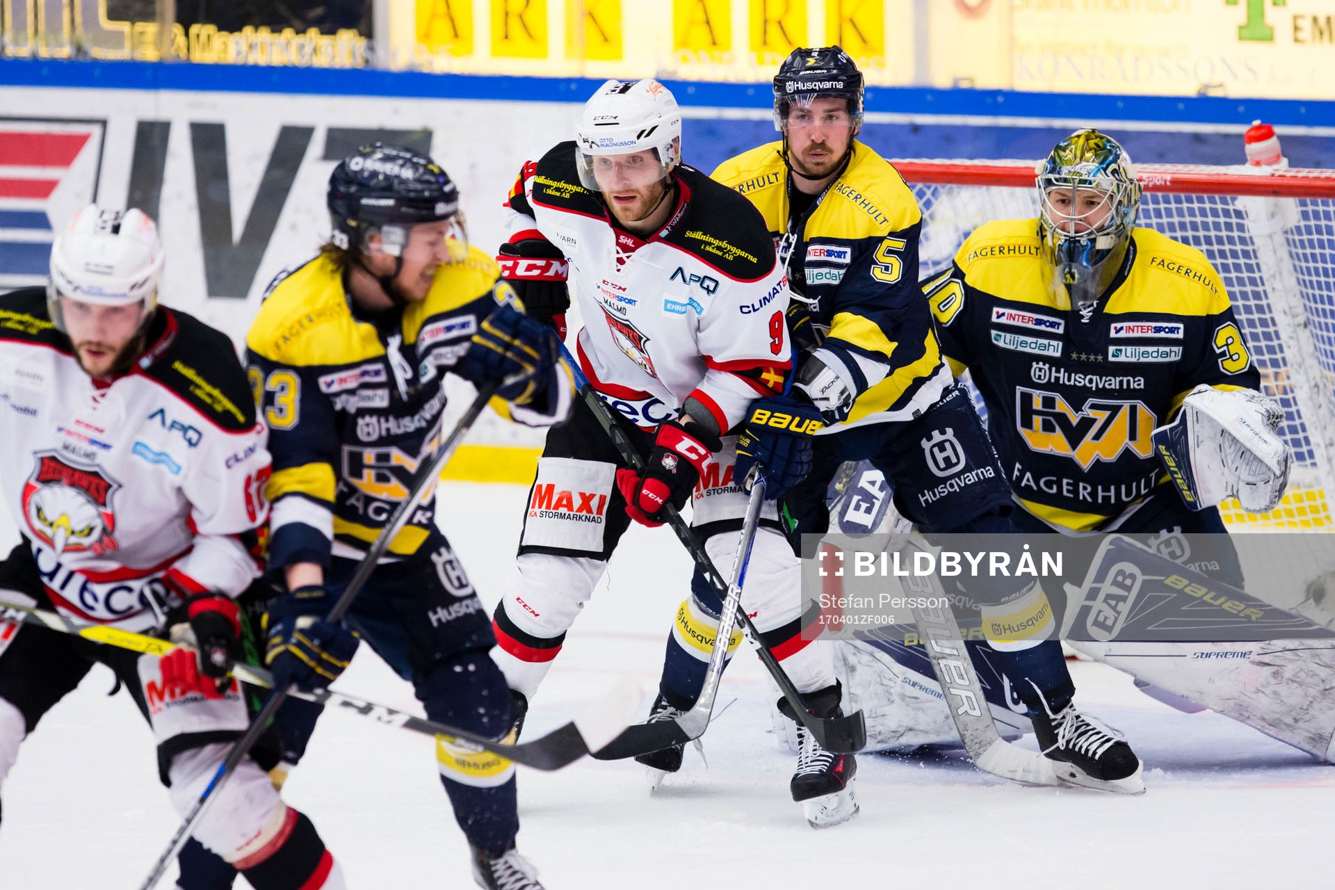 s Adam Almquist i duell frAMFÖR HV71:s målvakt Linus