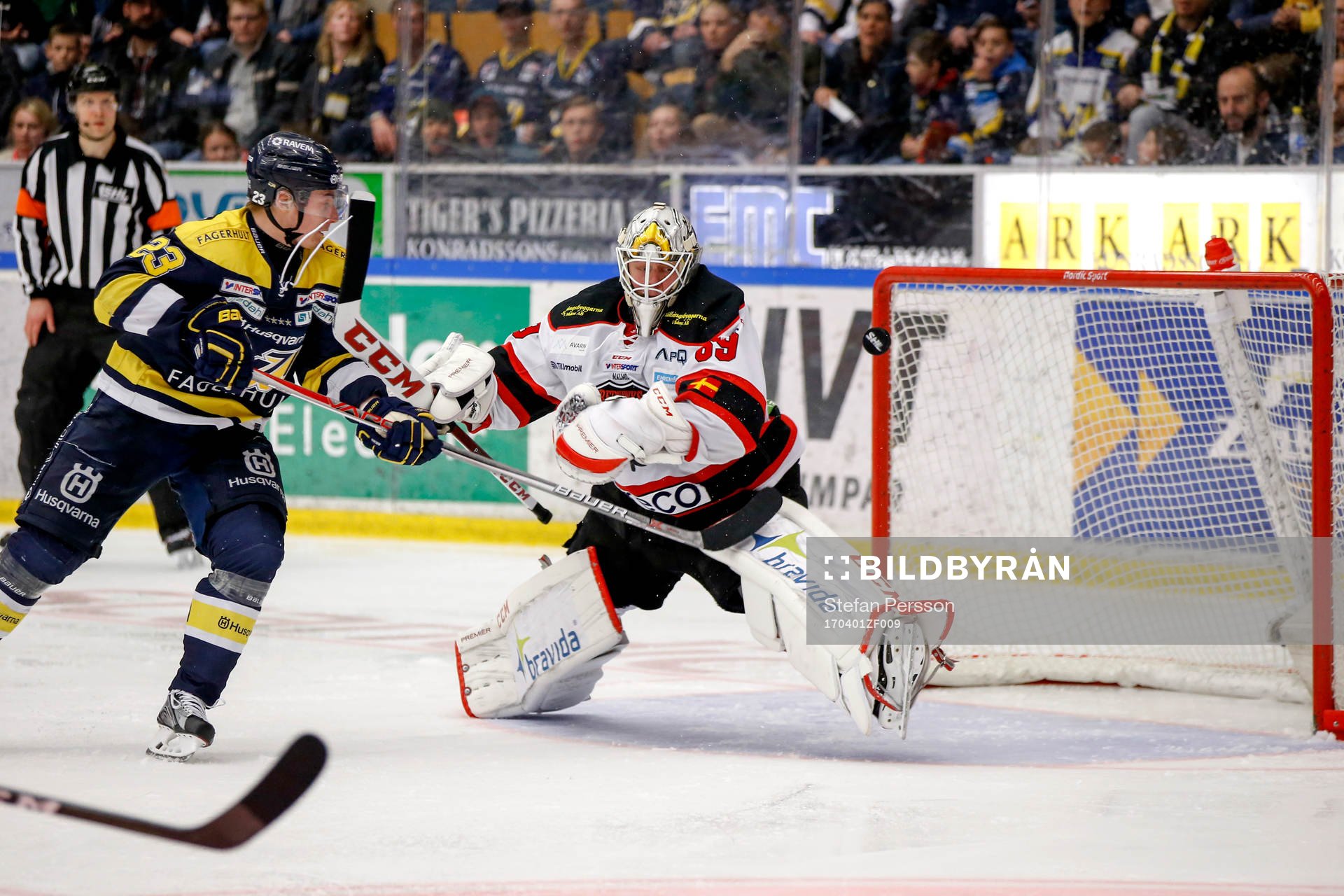 s Lias Andersson gör 2-2 bakom Malmö Redhawks målvakt